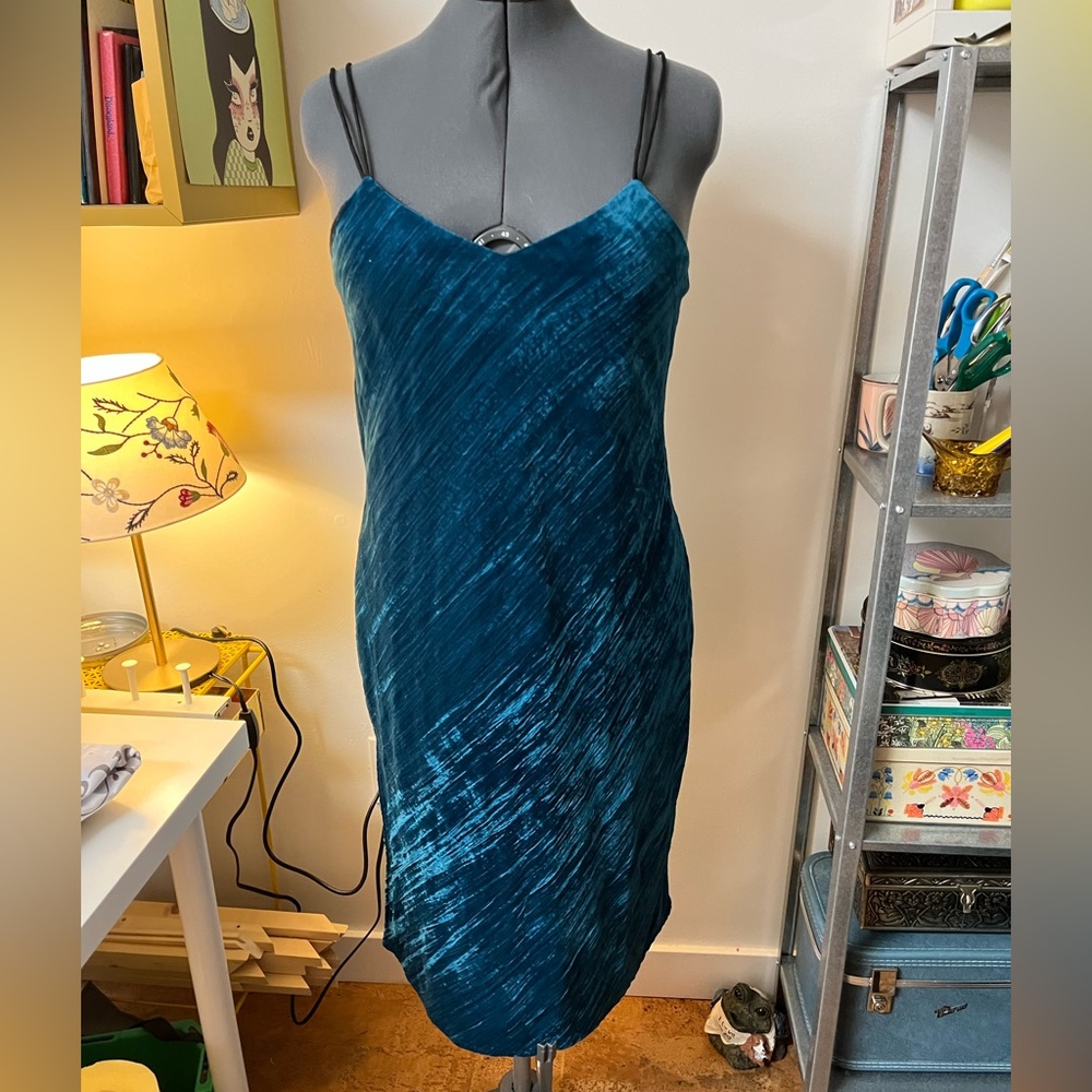 Kate Moss 90s! Gorgeous teal crushed velvet slip dress